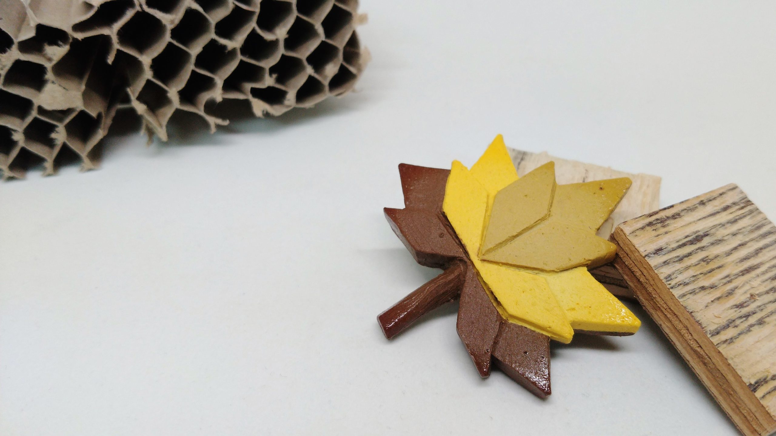 Broche origami con sabor de otoño. Joyería de porcelana de colores.